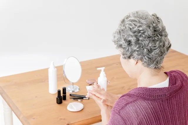 介護を受けて生活しながらも美容に取り組む高齢者女性