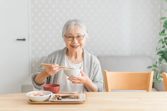 片付け食いとは？日本の食事作法におけるマナーと介護の現場での注意点を解説